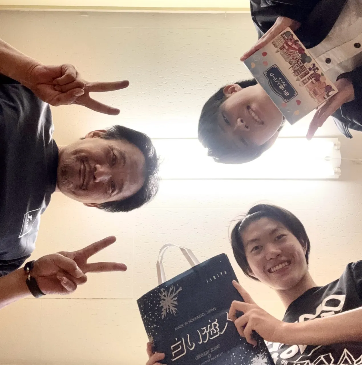 fab1期生が旅のお土産を持って近況報告に来訪、元気な顔を出...